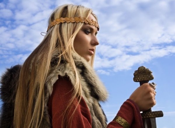blonde-viking-woman-sword